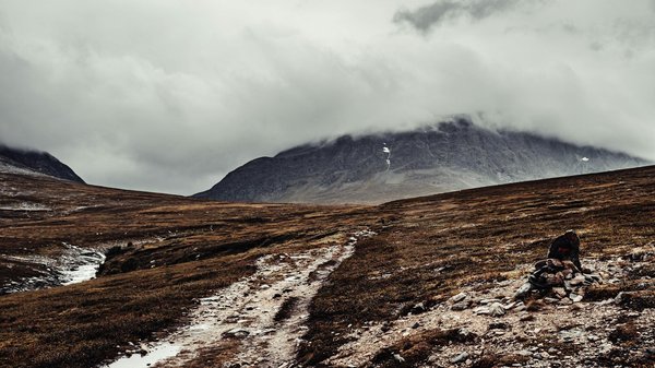 Comment planifier un itinéraire de camping pour explorer les dunes du désert du Sahara?