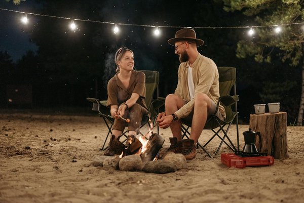 Quelles sont les meilleures techniques pour observer la faune nocturne en camping en région de forêt tropicale?